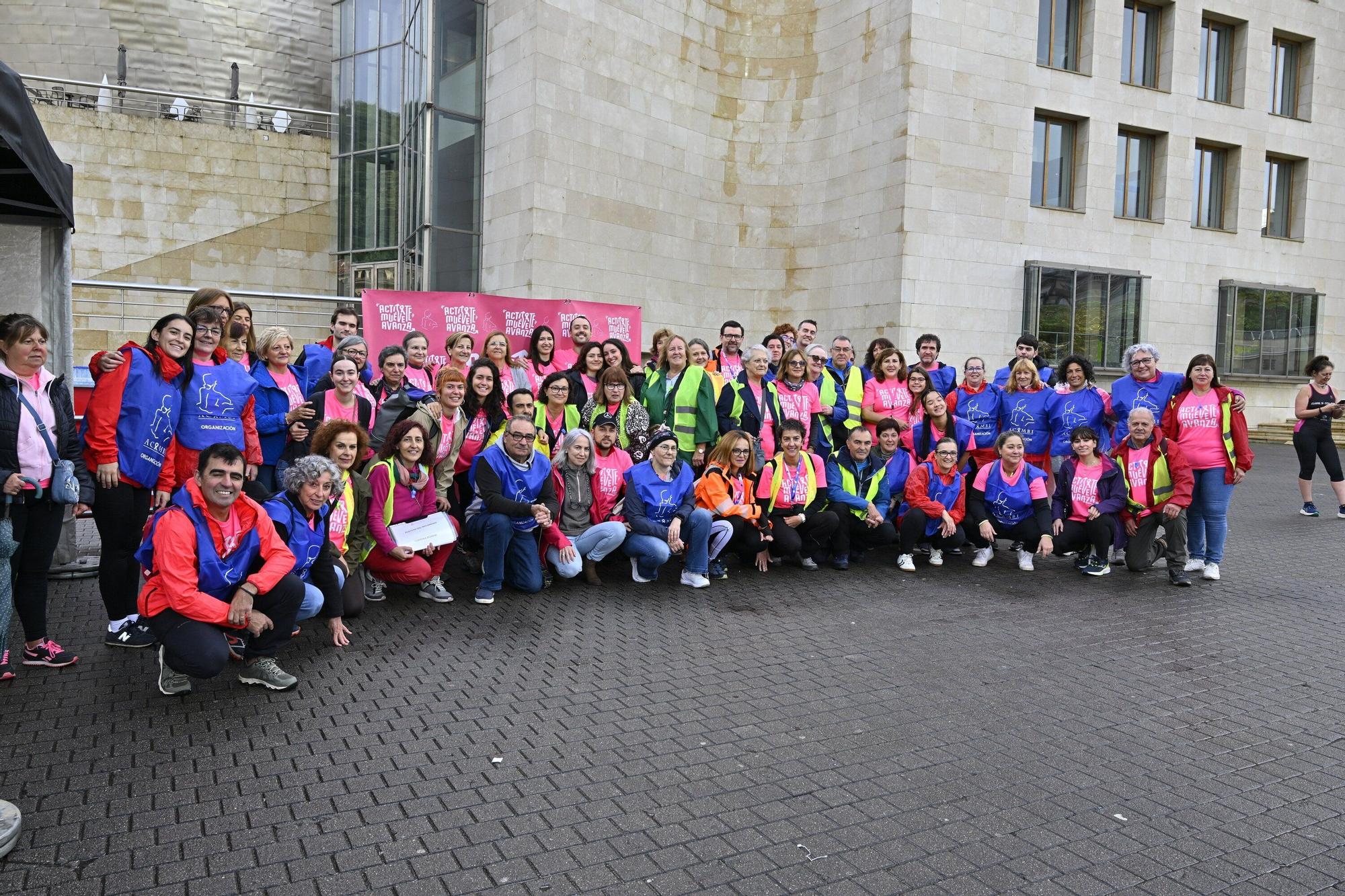 En imágenes: los paraguas tiñen la marea rosa de Bilbao