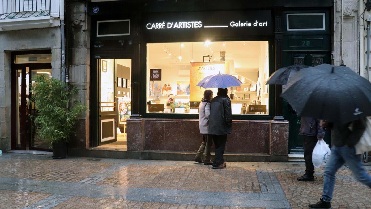 Imagen de la galería Carré d’Artistes en la calle Tenderia, donde hoy se ‘acuesta’ bien a gusto.