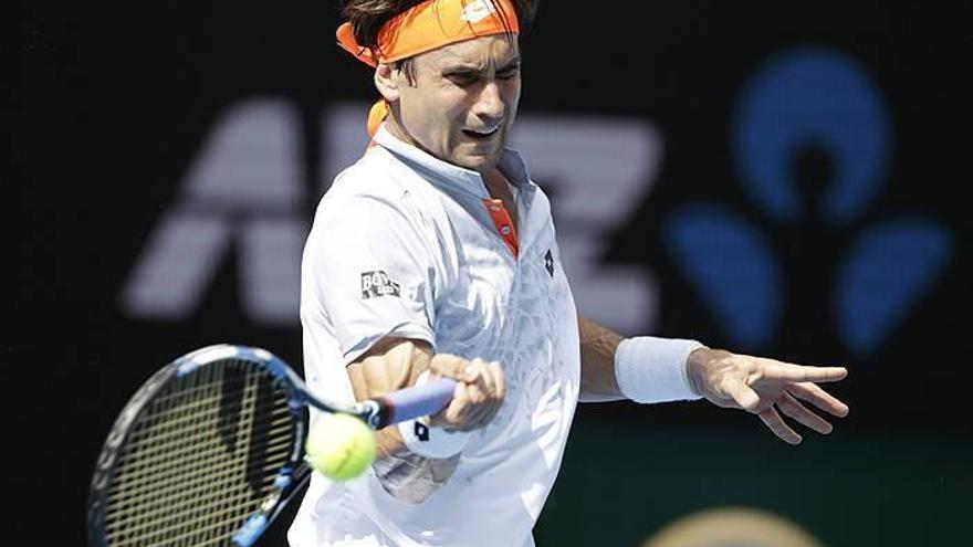 David Ferrer devuelve la bola al británico Andy Murray durante su partido de cuartos de final del Abierto de Australia
