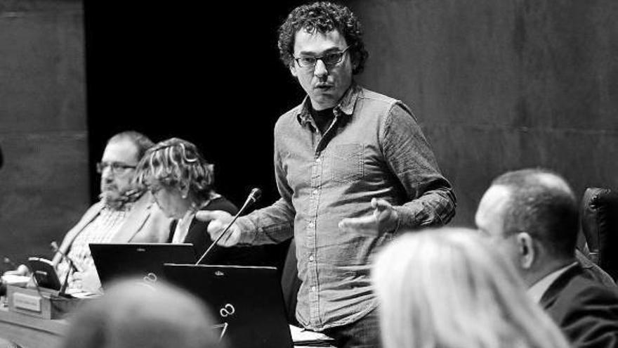 Los parlamentarios de I-E -José Miguel Nuin, Marisa de Simón y Txema Mauleón-, ayer.