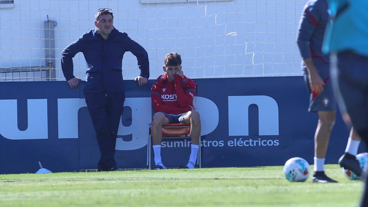 Aimar Oroz sigue el entrenamiento de Osasuna en compañía de Braulio Vázquez, director deportivo del club navarro.