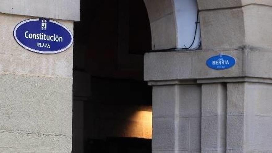 La placa oficial con el nombre de la plaza Constitución y la de origen desconocido, con la denominación plaza Berria.