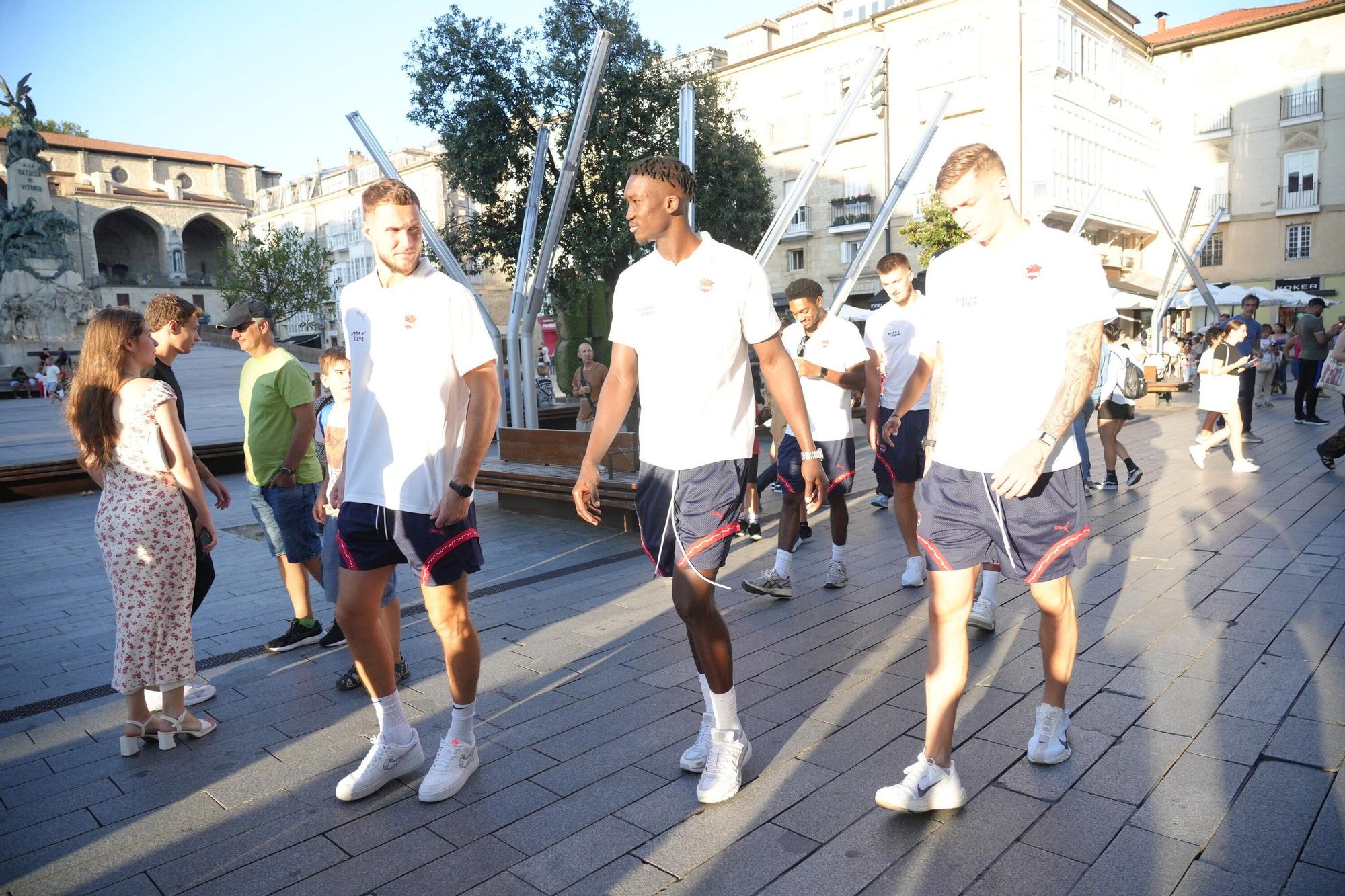 En imágenes: El Baskonia se da un baño de masas en la firma de autógrafos