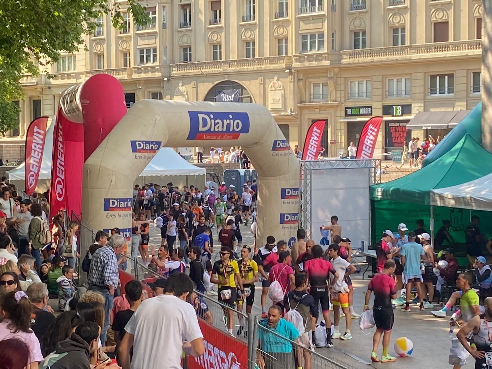 La plaza de los Fueros llena de atletas y stands de la Otso Vi Half