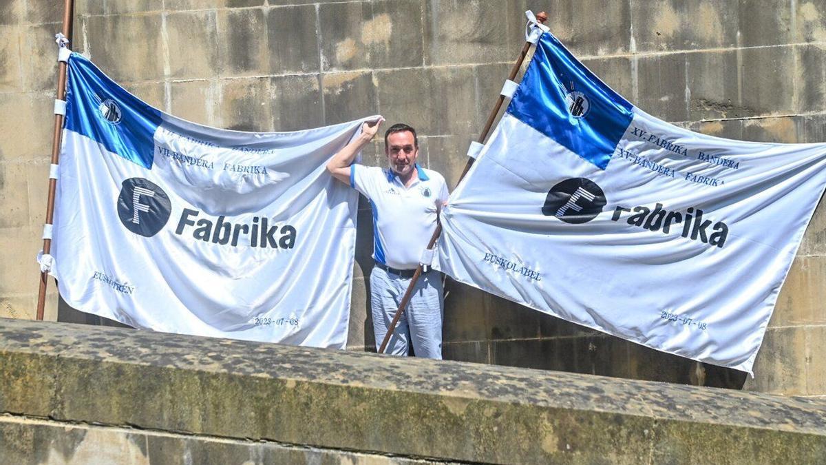 Alberto López posa con las banderas logradas el pasado sábado por las traineras masculina y femenina de Donostiarra.