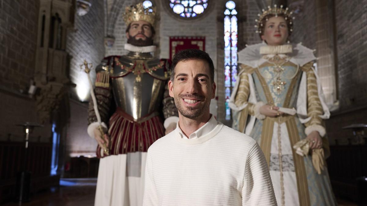 Jorge Urdánoz, autor de los gigantes, posa junto a sus creaciones que serán presentadas al público mañana. Jorge Urdánoz, autor de los gigantes, posa junto a sus creaciones que serán presentadas al público mañana.