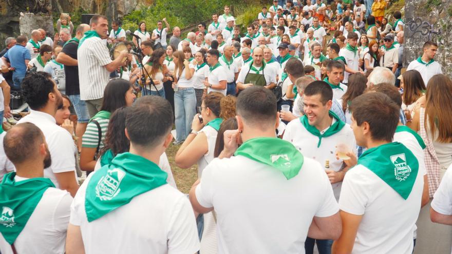 Fiesta en verde y blanco en la ermita de Santa Ana de Mendaro