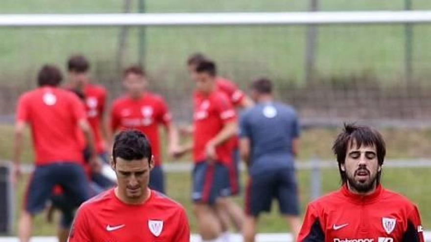 Aritz Aduriz y Beñat Etxebarria caminan al margen del grupo durante la sesión de ayer.