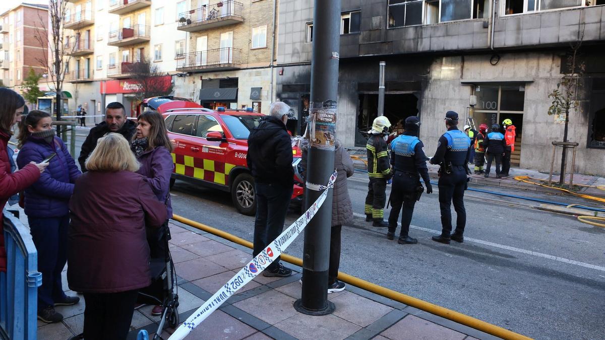 Residentes del portal afectado, junto a los bomberos, durante las labores de refresco del edificio de la Rochapea.