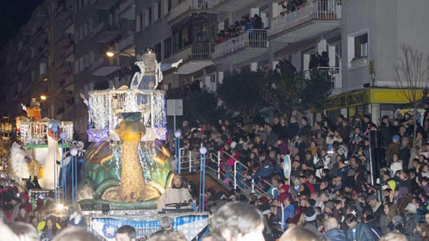 Los Reyes Magos saludan desde sus carrozas.