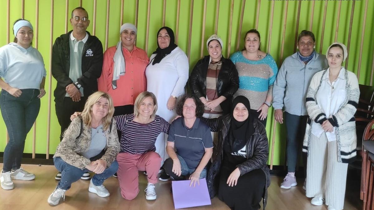 Foto de grupo junto con Miren Cía de las personas que asistieron al curso.