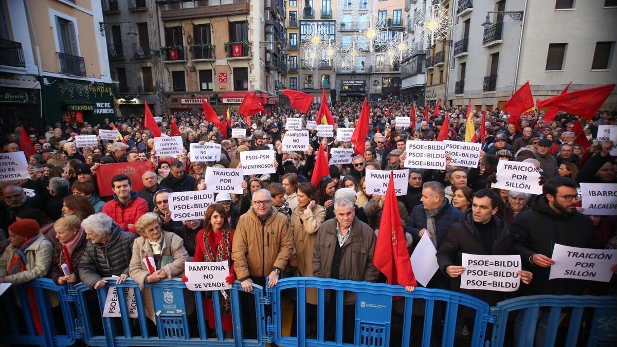 La plaza del Ayuntamiento de Pamplona, llena diez minutos antes de que comience el acto
