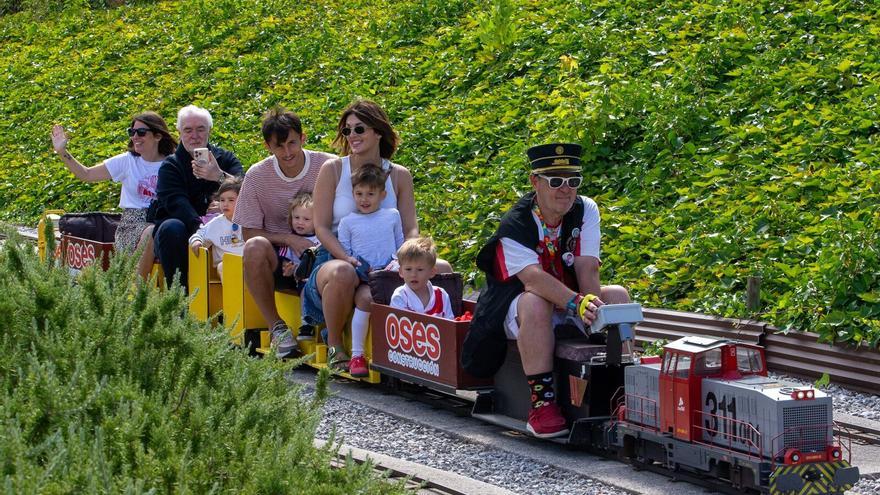 FOTOS | Budimir disfruta con su familia y se monta en el tren de Trinitarios