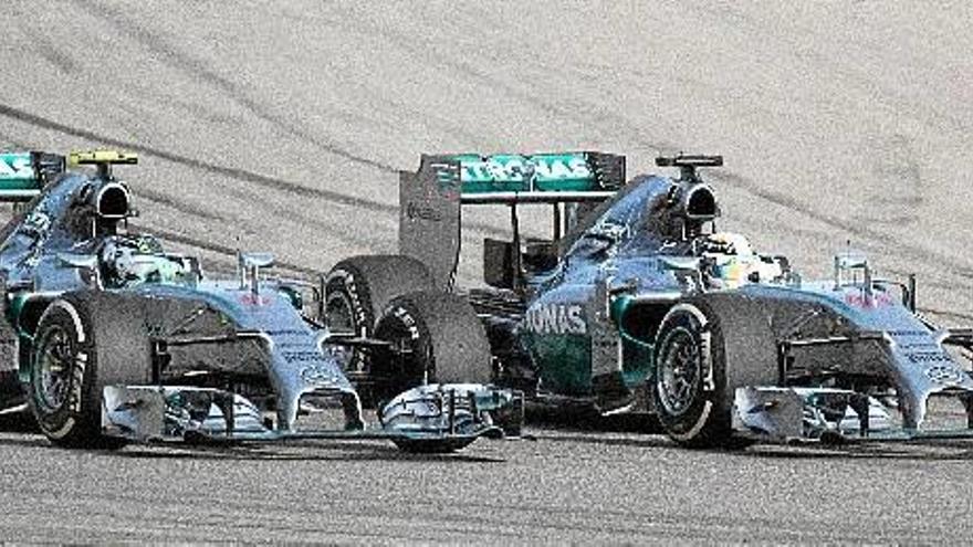 Instante en el que Hamilton (a la derecha) efectúa el adelantamiento definitivo a Rosberg para ganar el Gran Premio de los Estados Unidos.