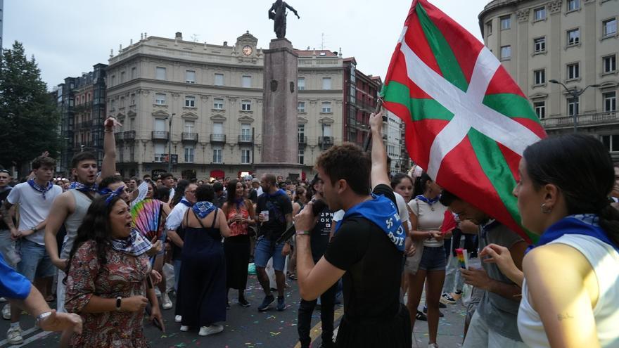 Una romería euskaldun con boas, falda y lentejuelas para abrir la fiesta con Akerbeltz