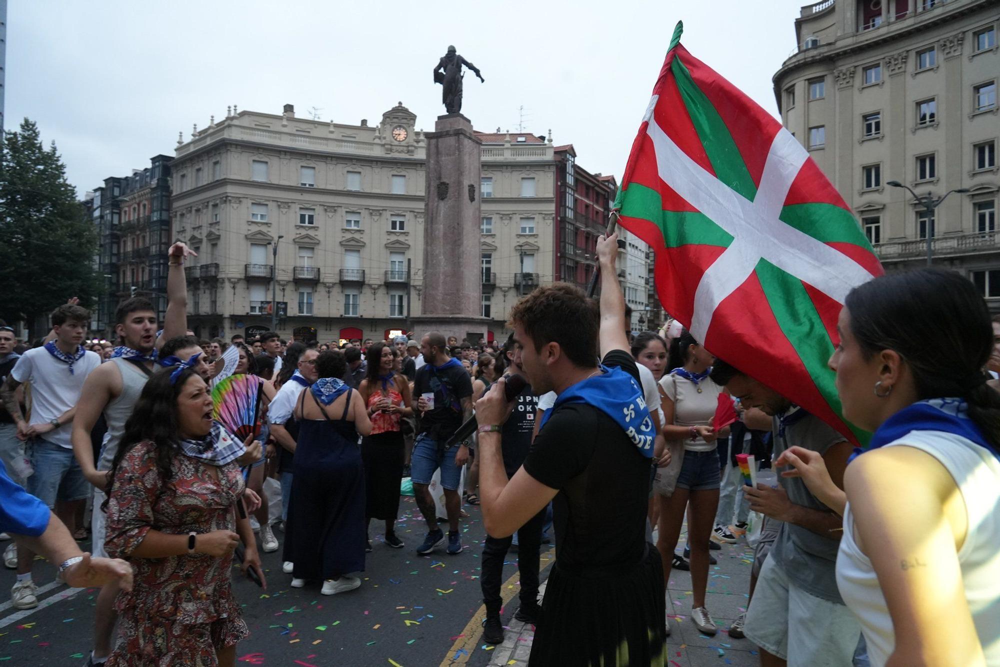 En imágenes: Una romería euskaldun con boas, falda y lentejuelas para abrir la fiesta con Akerbeltz