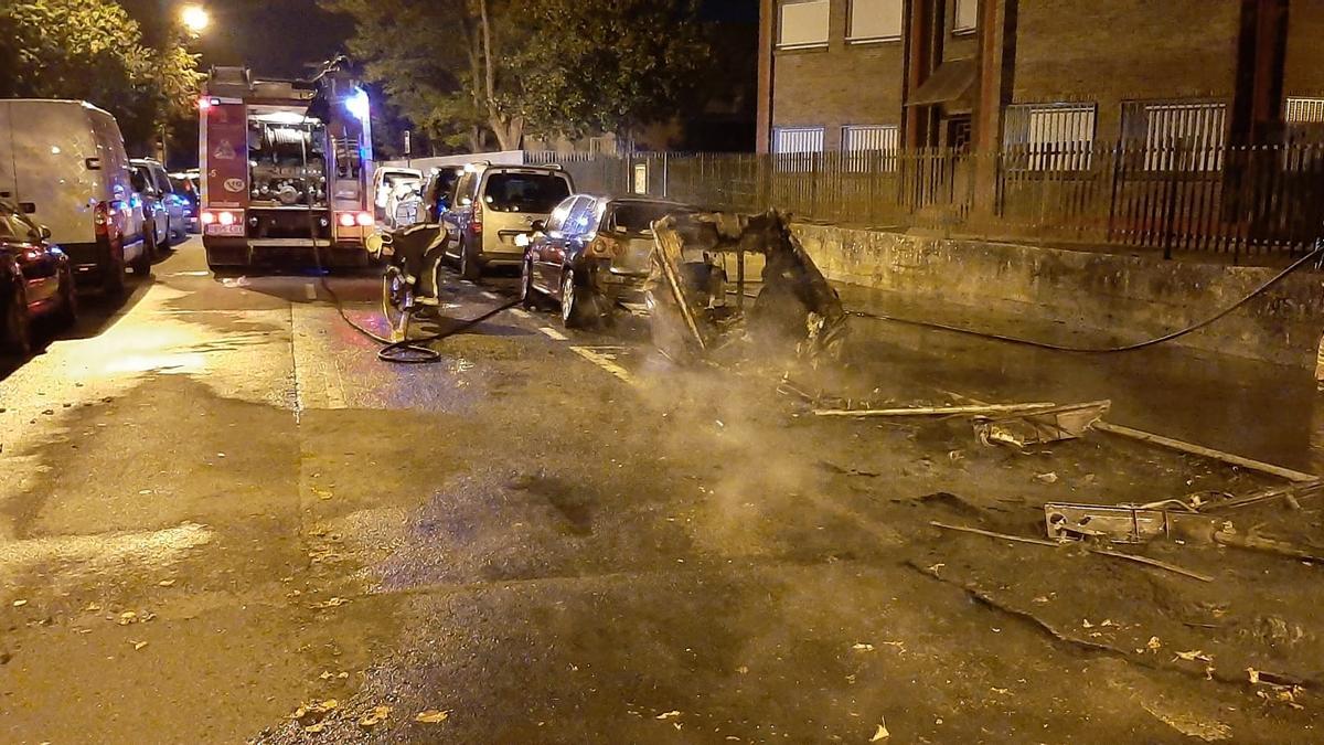 Los Bomberos sofocando las llamas en Zaramaga