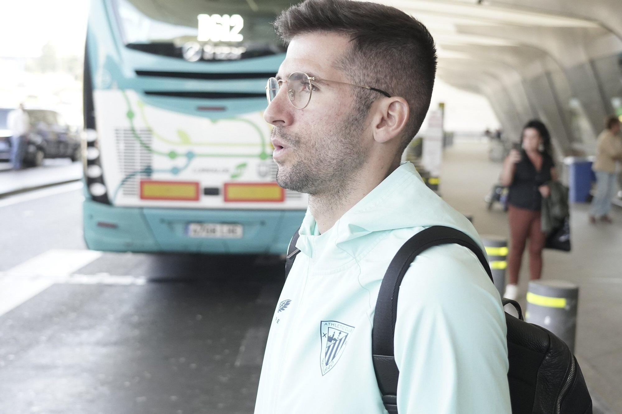 Jesús Areso a su llegada al aeropuerto de Bilbao tras el partido del Athletic en Dortmund