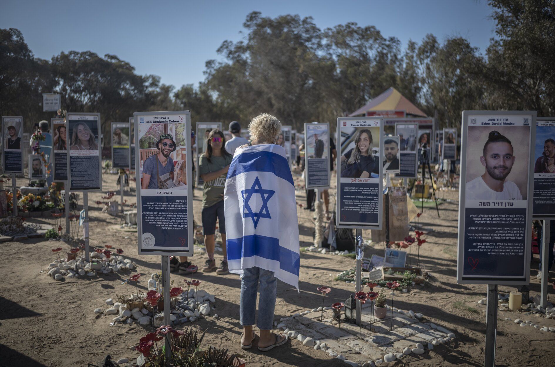 Familias israelíes visitan los monumentos conmemorativos en el recinto del festival de música Nova
