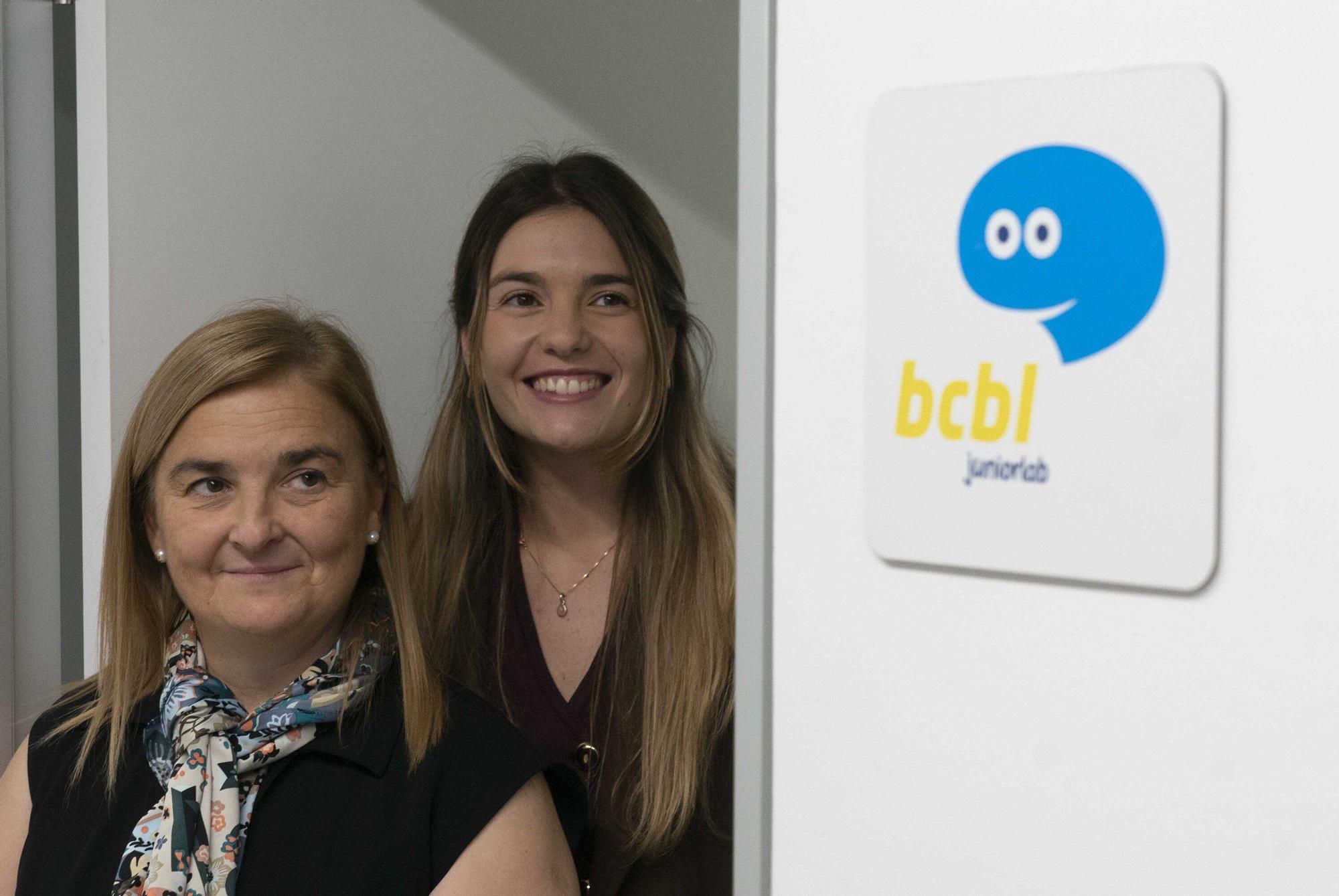 Francisca Campos y Mamen González en el laboratorio JuniorLab del colegio Carmelitas