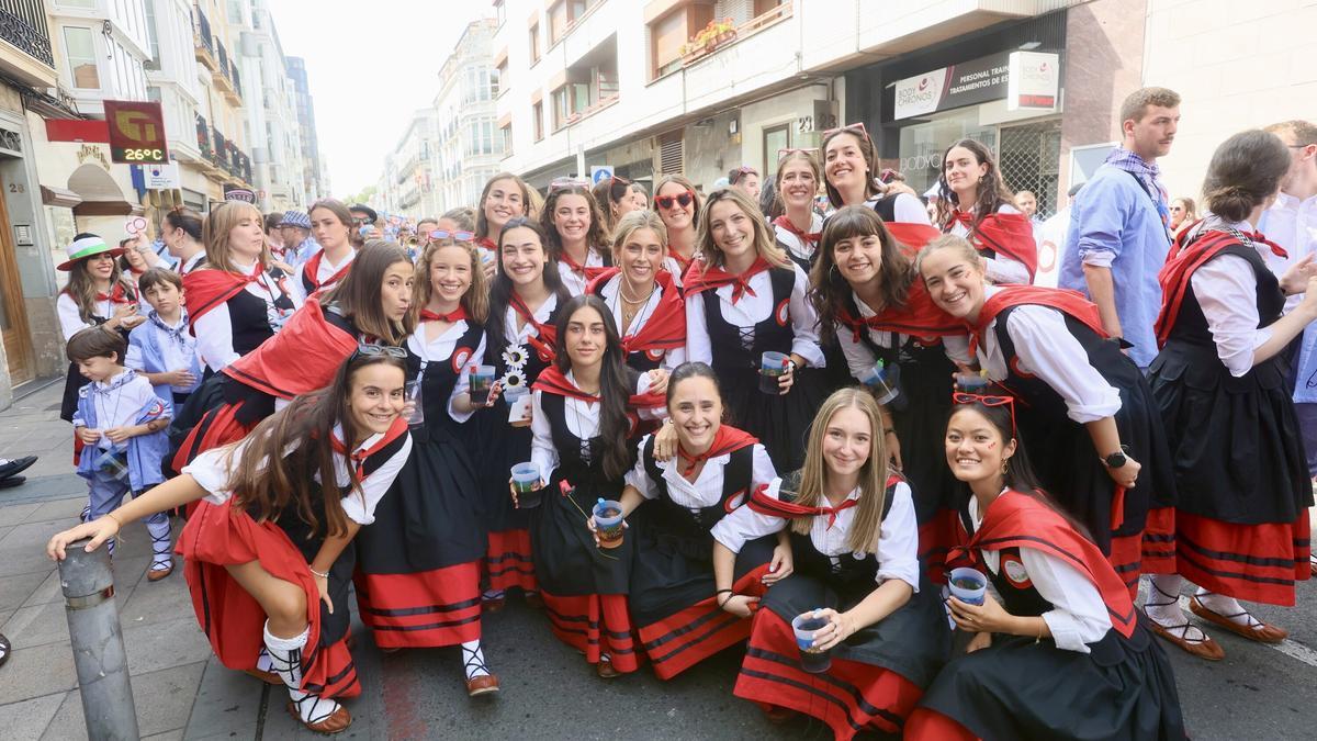 En imágenes: Blusas y neskas desfilan en el segundo paseíllo