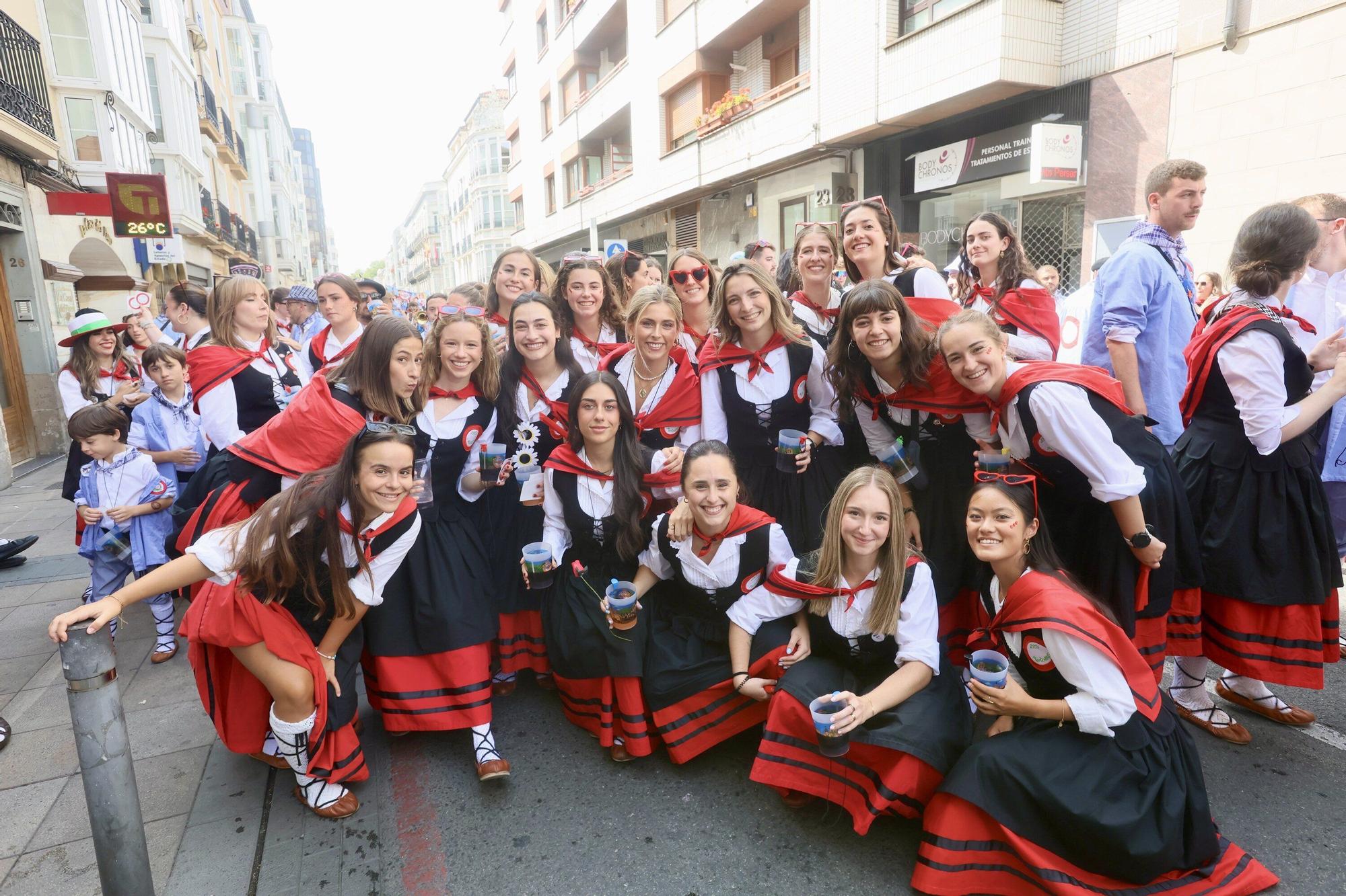 En imágenes: Blusas y neskas desfilan en el segundo paseíllo