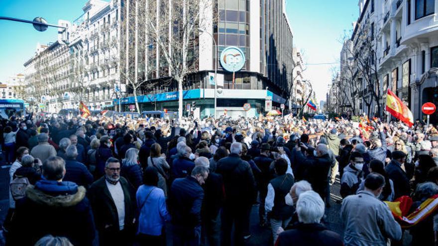 Miles de simpatizantes de Ayuso exigen en Génova la dimisión de Casado