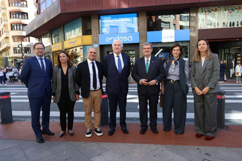 Endesa ha inaugurado hoy su nueva tienda en Bilbao, ubicada en la calle Iparraguirre, 37, bajo el innovador concepto “Endesa Tu Casa”. El acto de inauguración ha contado con la presencia Juan Mari Aburto, alcalde de Bilbao y José Bogas, consejero delegado de Endesa.