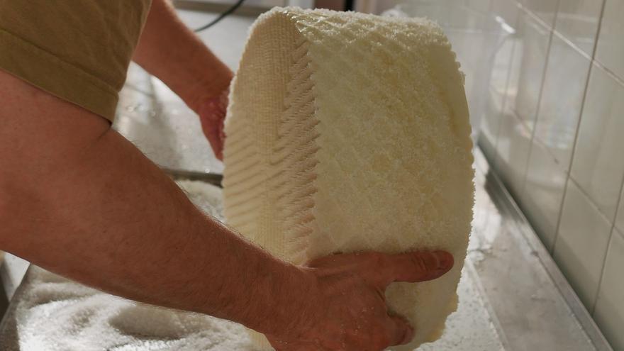 China impone aranceles provisionales de hasta el 42,7% a productos lácteos de la UE