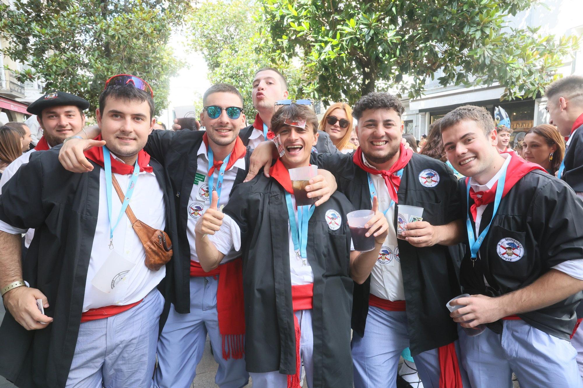 En imágenes: Blusas y neskas desfilan en una kalejira por Santiago