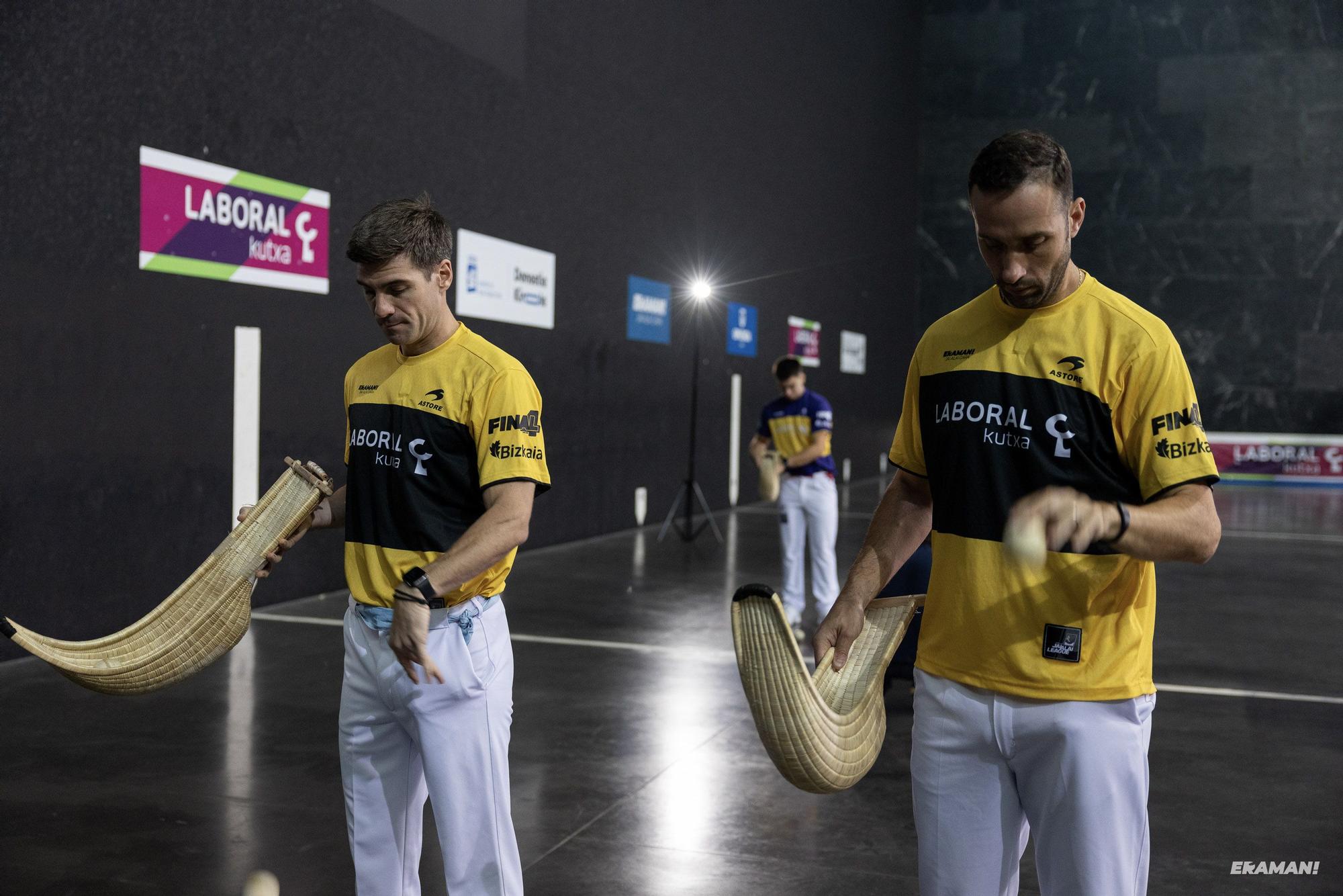 Barandika-López y Urreisti-Basque eligen material para la final de la Jai Alai League en el frontón Carmelo Balda de Donostia.
