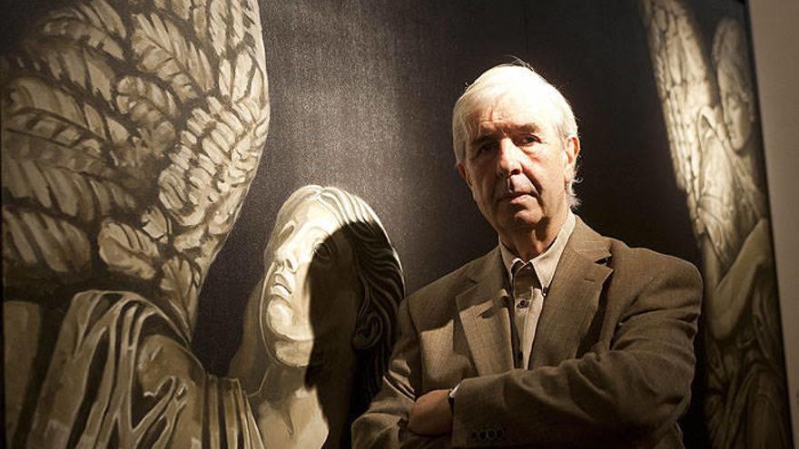 El artista Javier Sagardía, ante uno de los 13 cuadros que se exponen en la catedral hasta el mes de enero.