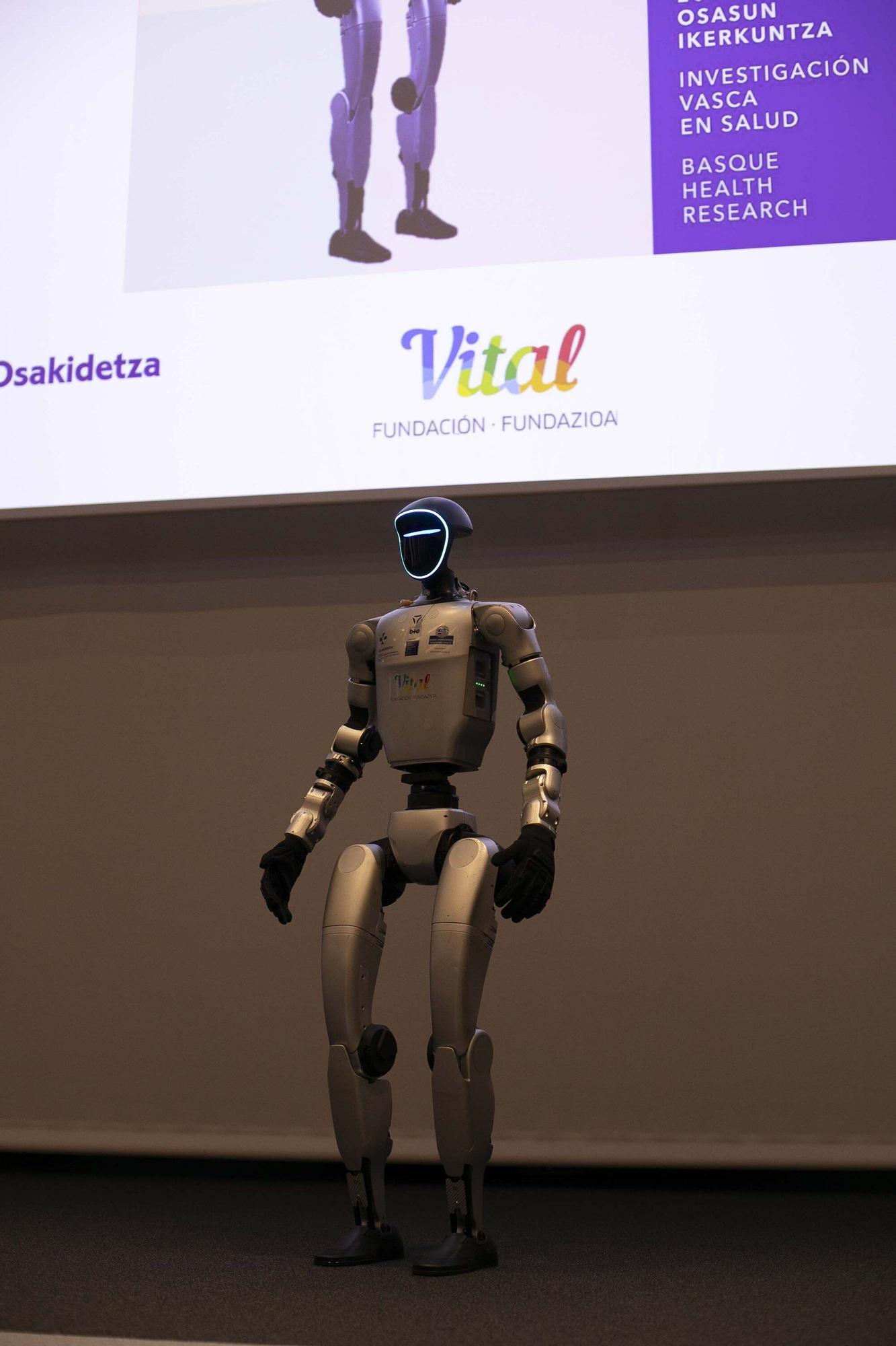 En imágenes: Así es SAAKI, el nuevo robot pediátrico que ayudará a los niños ingresados en el HUA-Txagorritxu