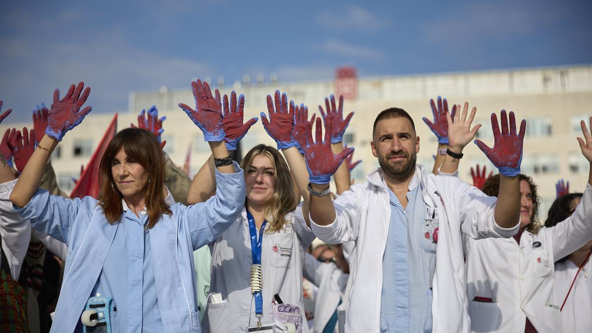 Concentración en el Complejo Hospitalario de Navarra en solidaridad con Palestina