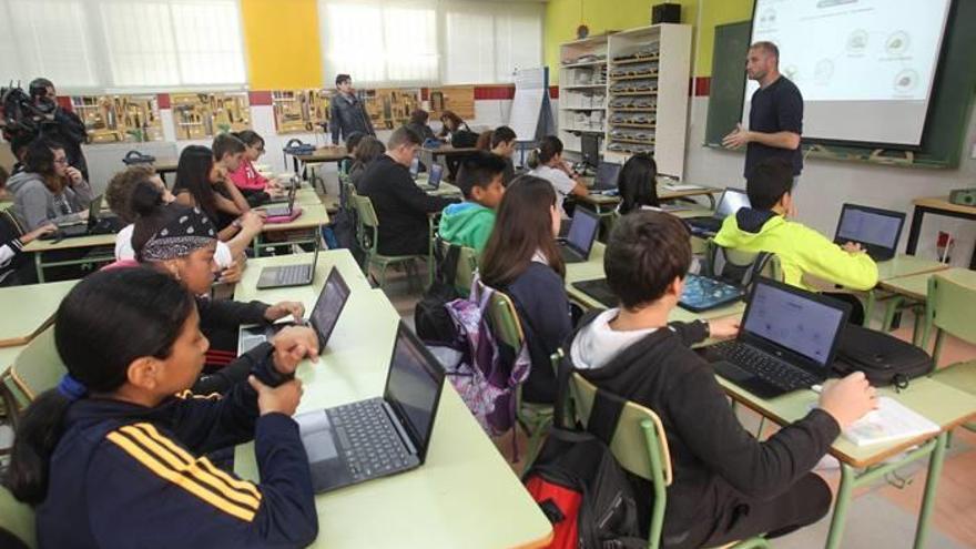Un profesor da clase del IES Julio Caro Baroja.