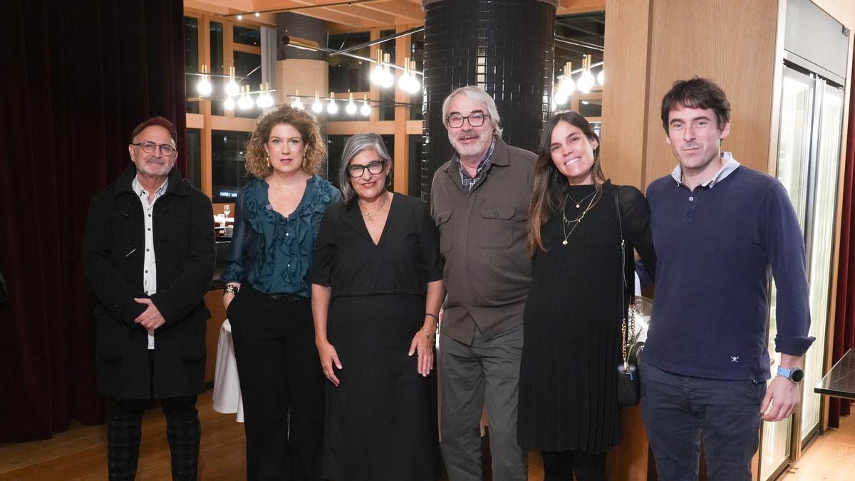Algunos de los asistentes posan junto a la presentadora Cristina Zuñiga.