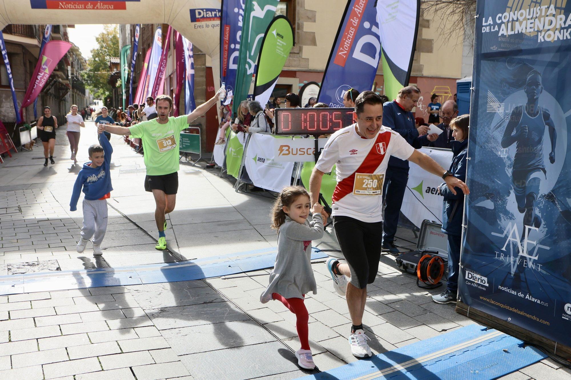 En imágenes: Miles de personas participan en La Conquista de la Almendra
