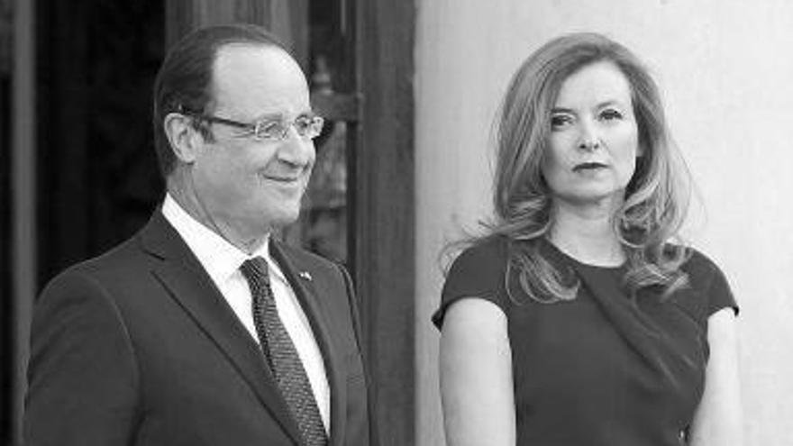 Hollande inicia su periodo de soltería aplicando nuevos recortes