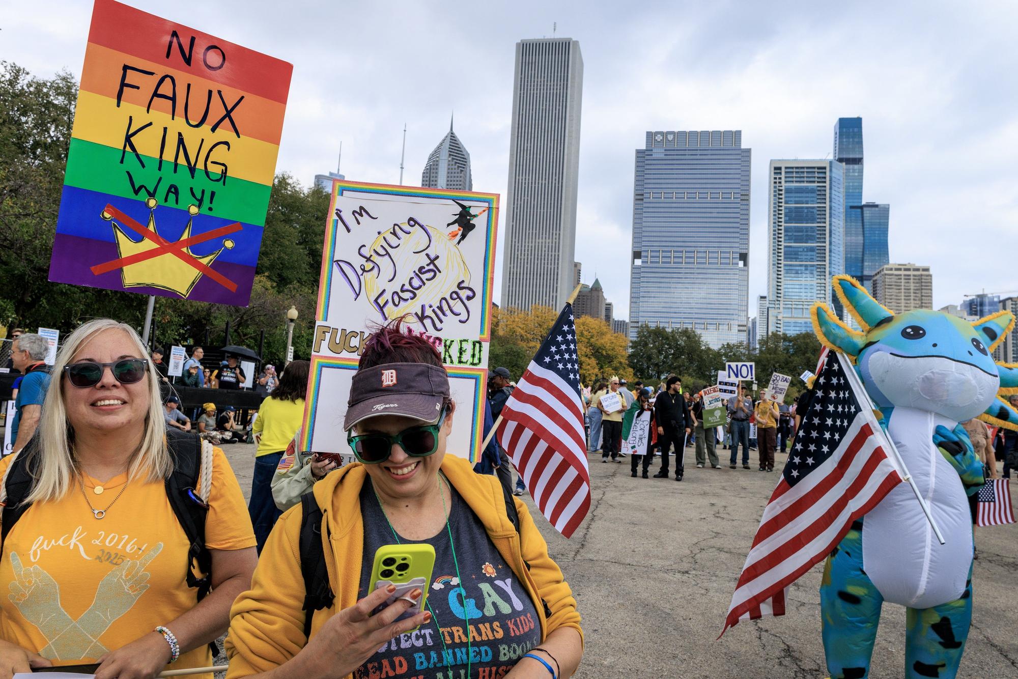 Miles de estadounidenses protestan contra Trump: "No queremos reyes"