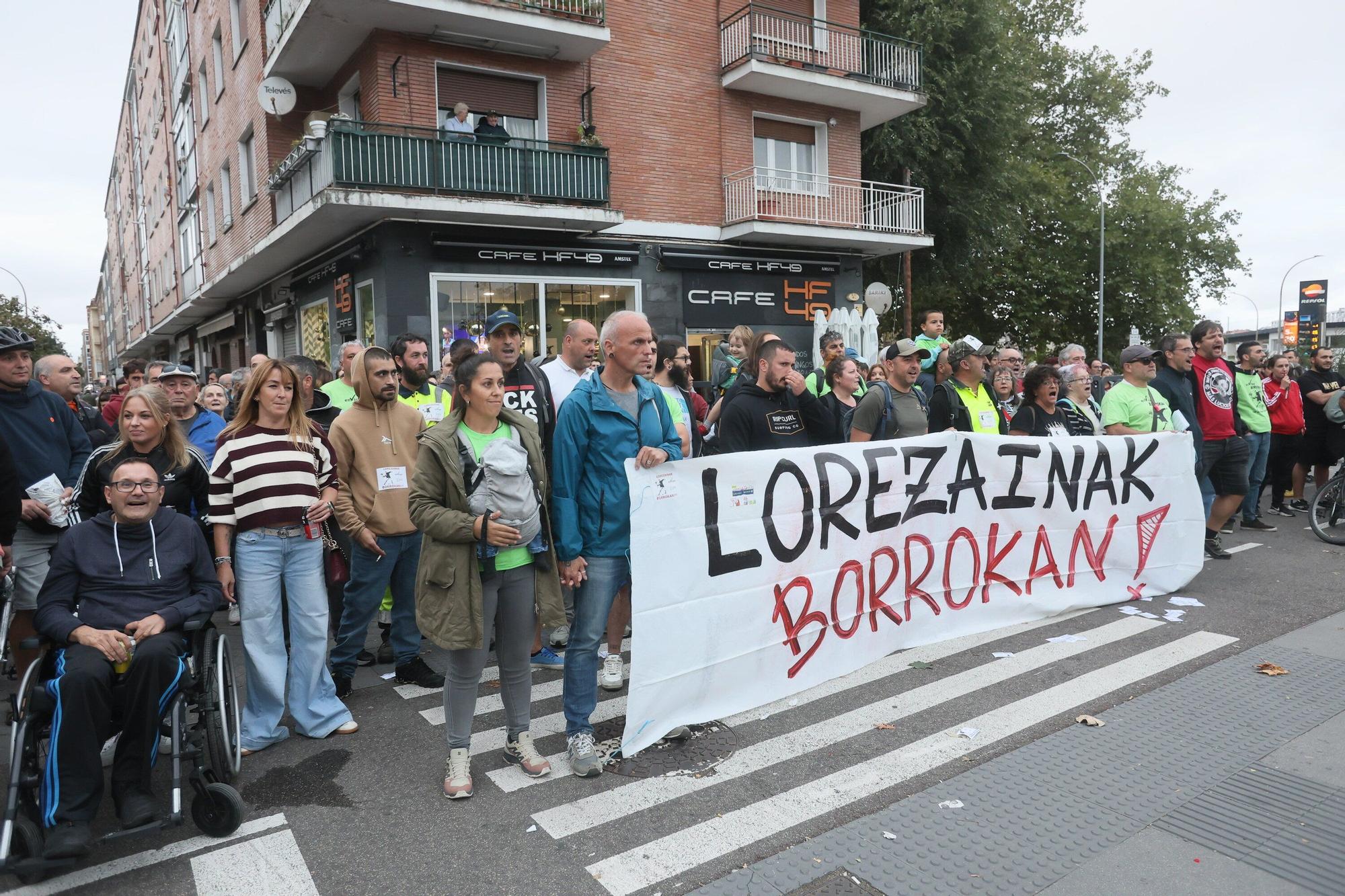 Manifestación de los jardineros de Vitoria en huelga en el entorno de Olarizu
