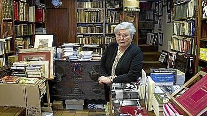 Mari Loli Arbelaiz posando en la librería