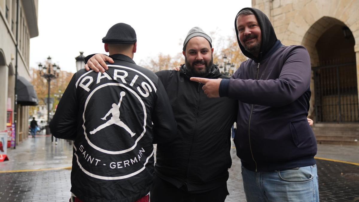 hinchas del PSG en el Casco Viejo de Bilbao en la previa del partido