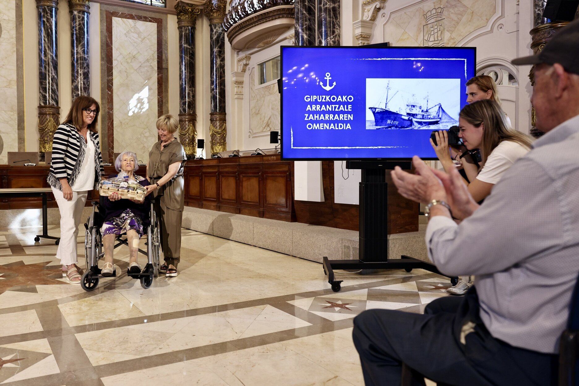 Homenaje a los arrantzales en el salón de plenos de Donostia