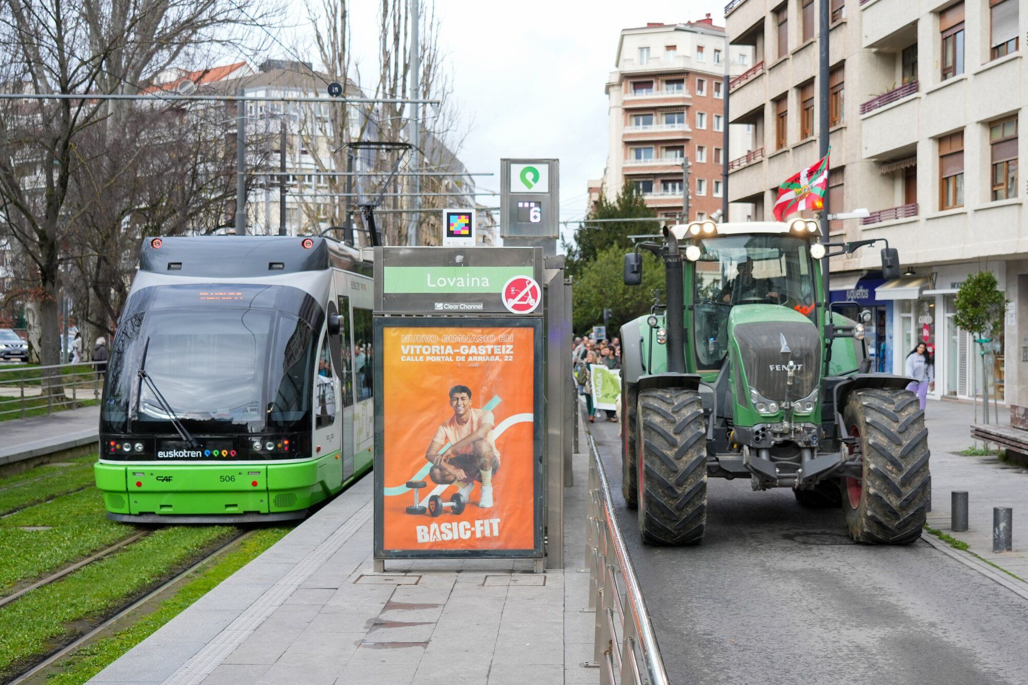 Los agricultores alaveses llegan a la Diputación con sus demandas