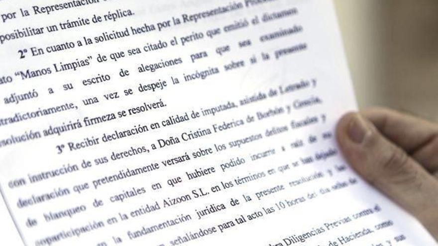 El juez instructor del caso Nóos, José Castro, ha citado a declarar como imputada a la infanta Cristina el próximo 8 de marzo a las 10.00 horas por presuntos delitos de fraude fiscal y blanqueo de capitales. En la imagen, detalle del auto que el juez ha