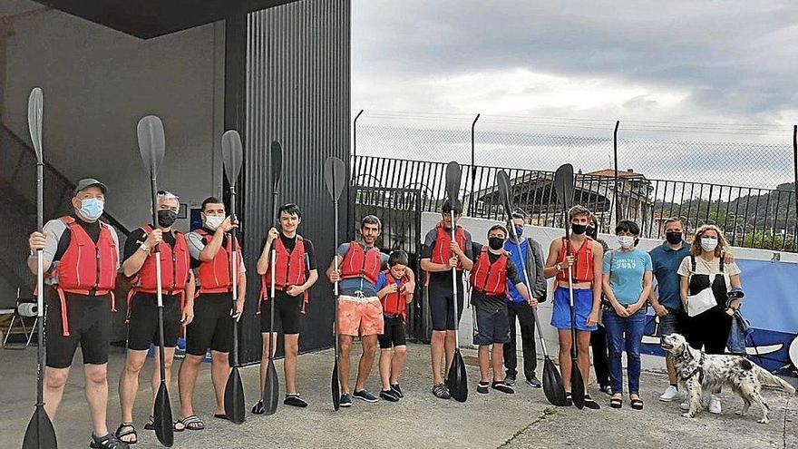 Jóvenes de Nuala elkartea junto a familiares antes de dar inicio a una sesión para practicar remo. Foto: N.G.