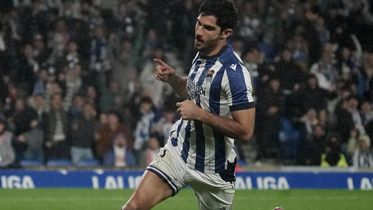 Gonzçalo Guedes celebra el segundo gol ante el Athletic.