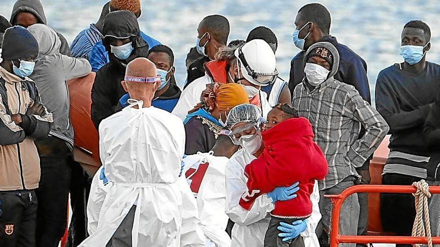 Son miles los migrantes que han llegado a tierra saturando los centros de acogida.