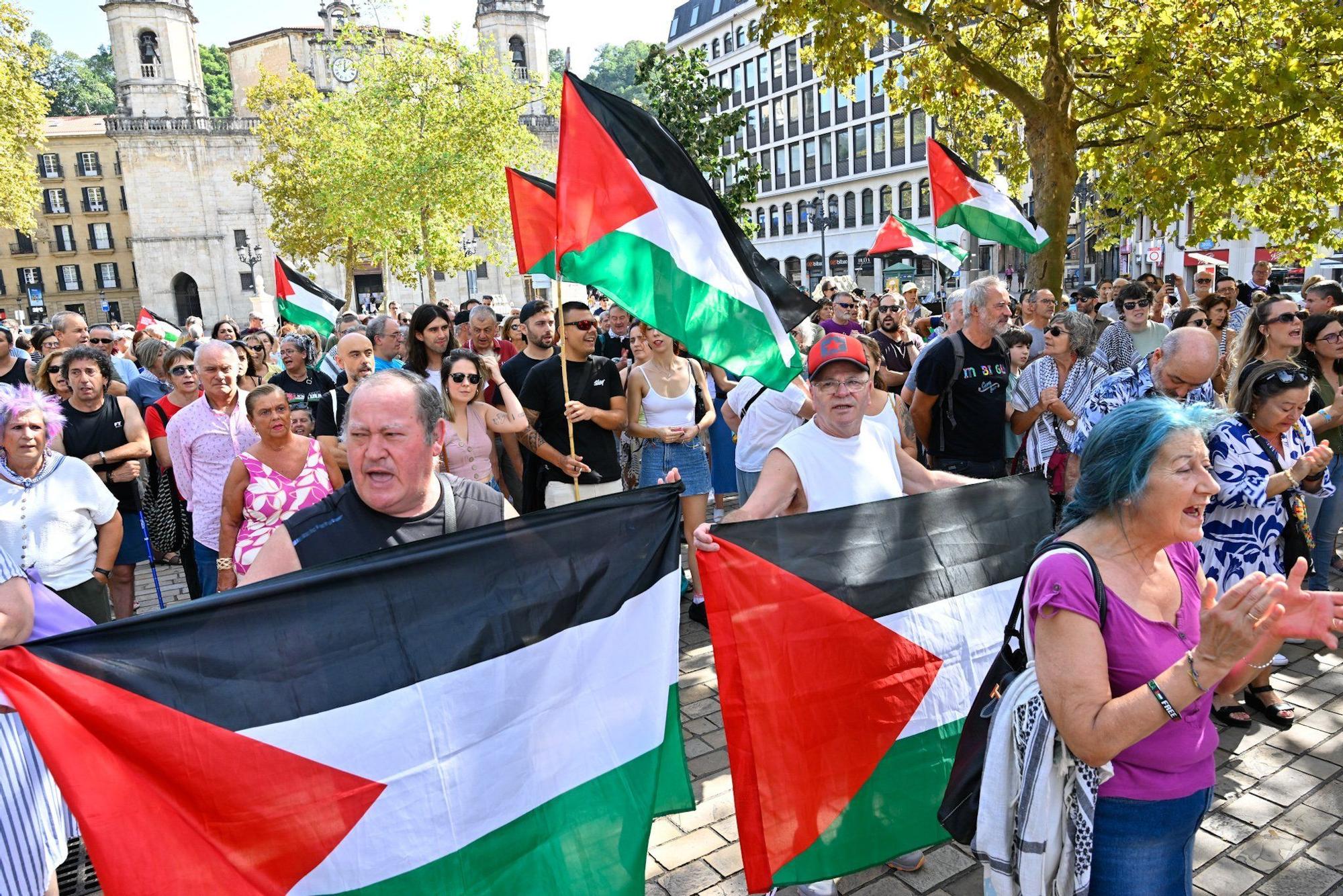 En imágenes: Más de 300 personas se concentran en El Arenal para denunciar el ataque terrestre sobre la ciudad de Gaza
