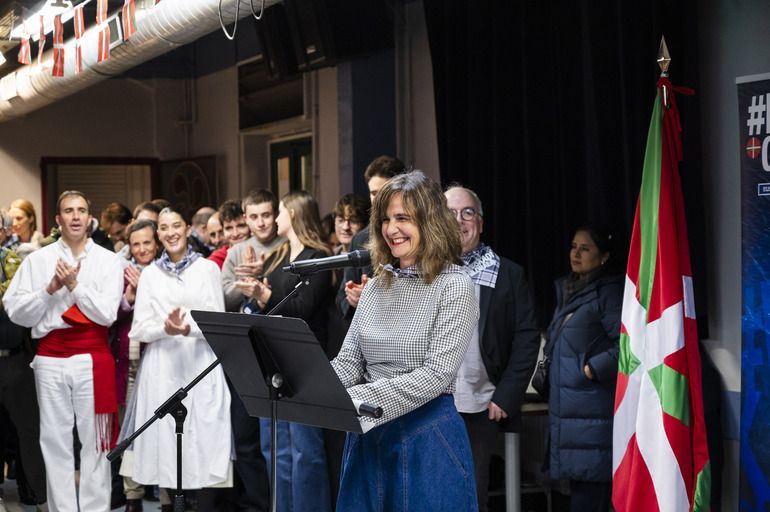 El Lehendakari Imanol Pradales y la vicelehendakari primera y consejera de Política Lingüística, Ibone Bengoetxea, se reunen con la diáspora en la Eskual Etxea de París